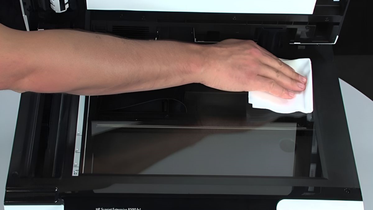 Vệ sinh máy in định kỳ để mực phân bố đều.